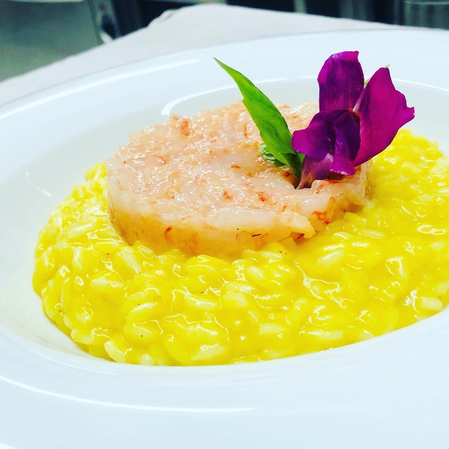 Risotto acquerello mango e pepe di Sichuan con “nudo e crudo” di Mazara del Vallo