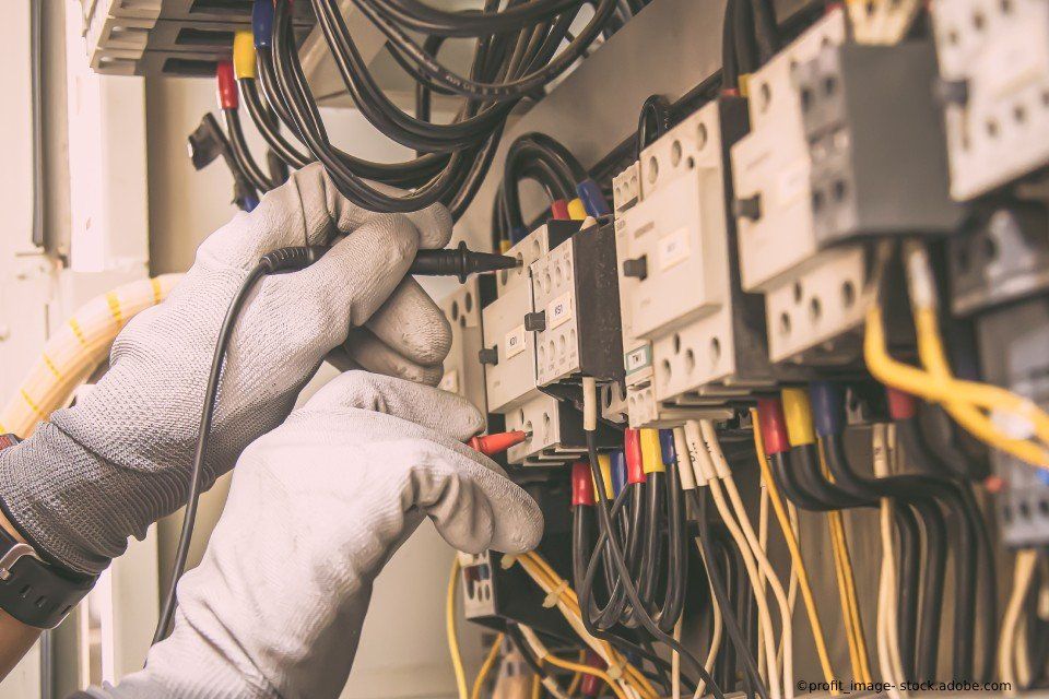 Mitarbeiter der Siwa Haustechnik GmbH installiert Anschlüsse