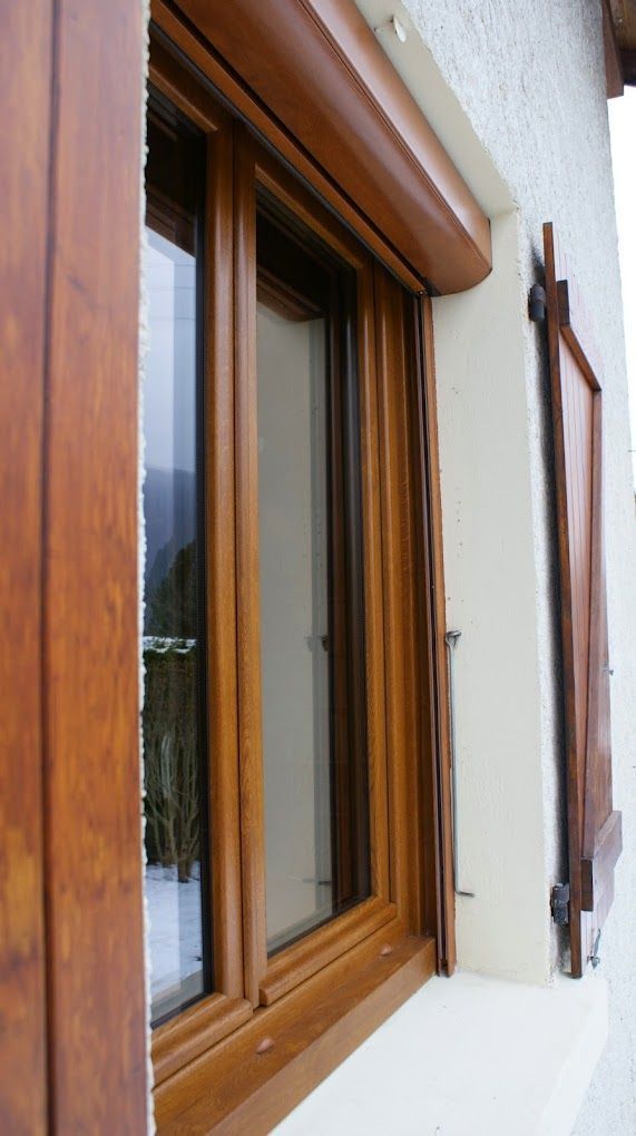 Une installation de fenêtres et volets en bois