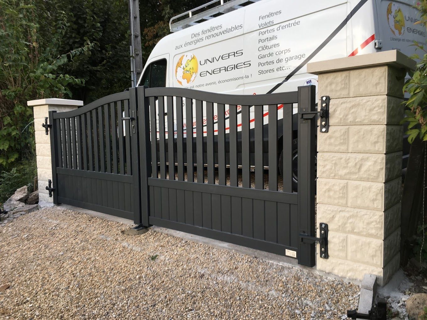 Un portail gris anthracite et le camion UNIVERS ENERGIES