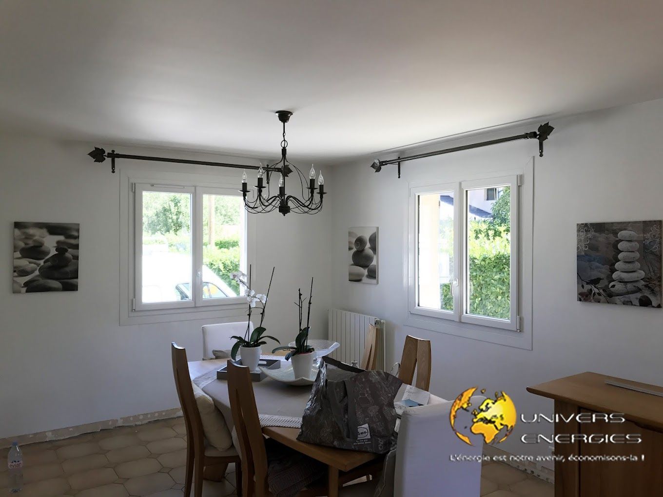 Une salle à manger avec des fenêtres PVC