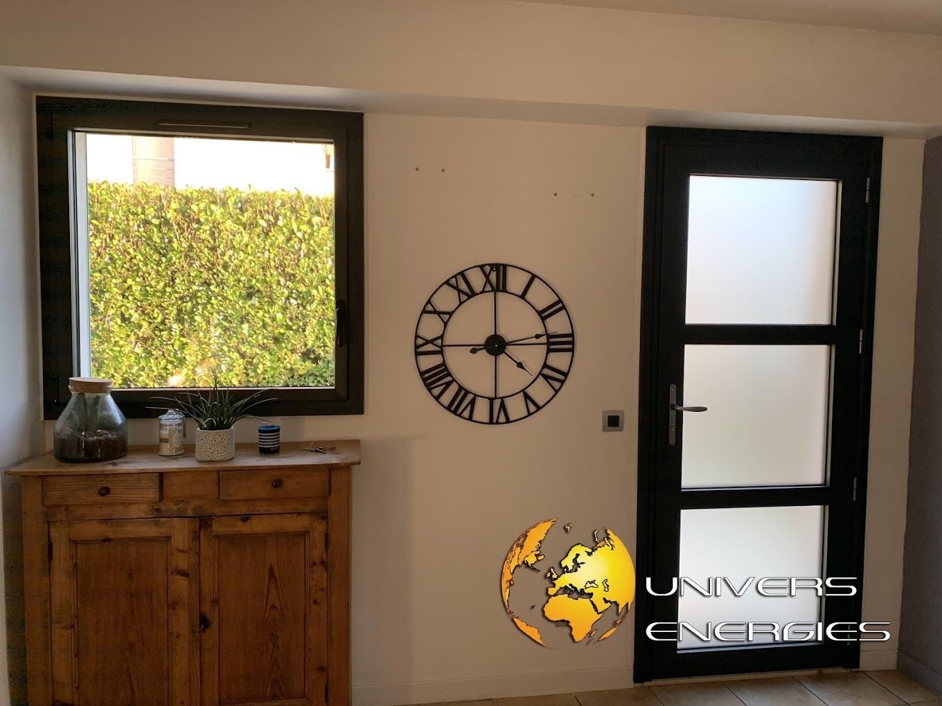 Une porte d'entrée et une fenêtre vues de l'intérieur