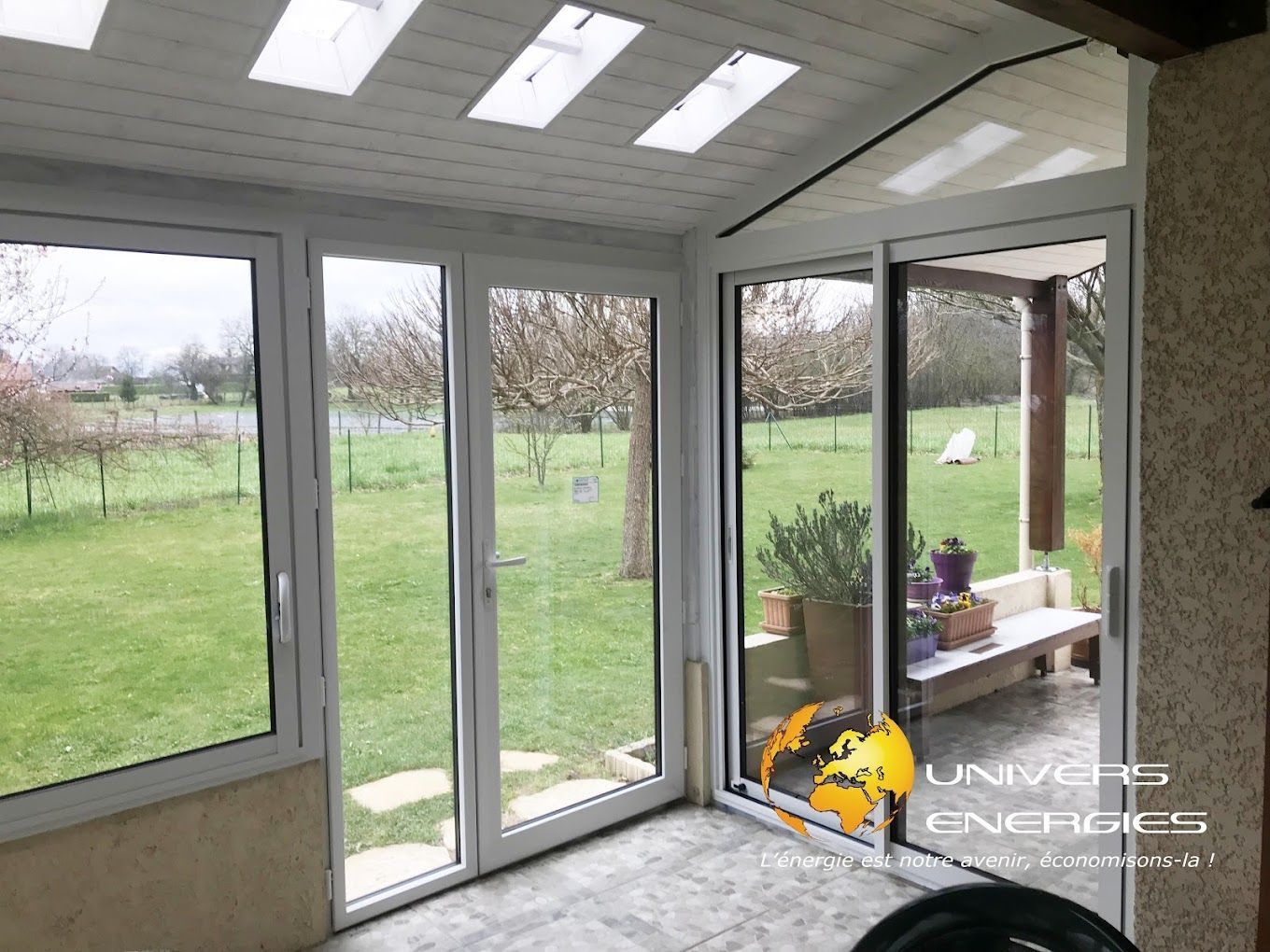 Des baies vitrées donnant sur un jardin