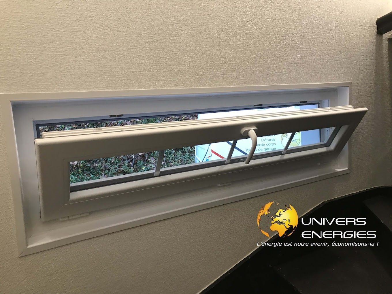 Une petite fenêtre ouverte