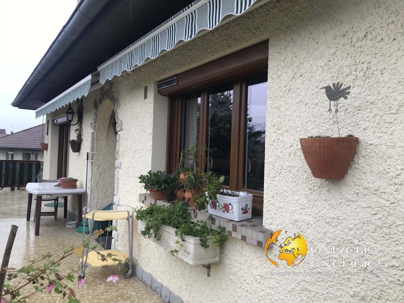 Une fenêtre avec des plantes sur le rebord