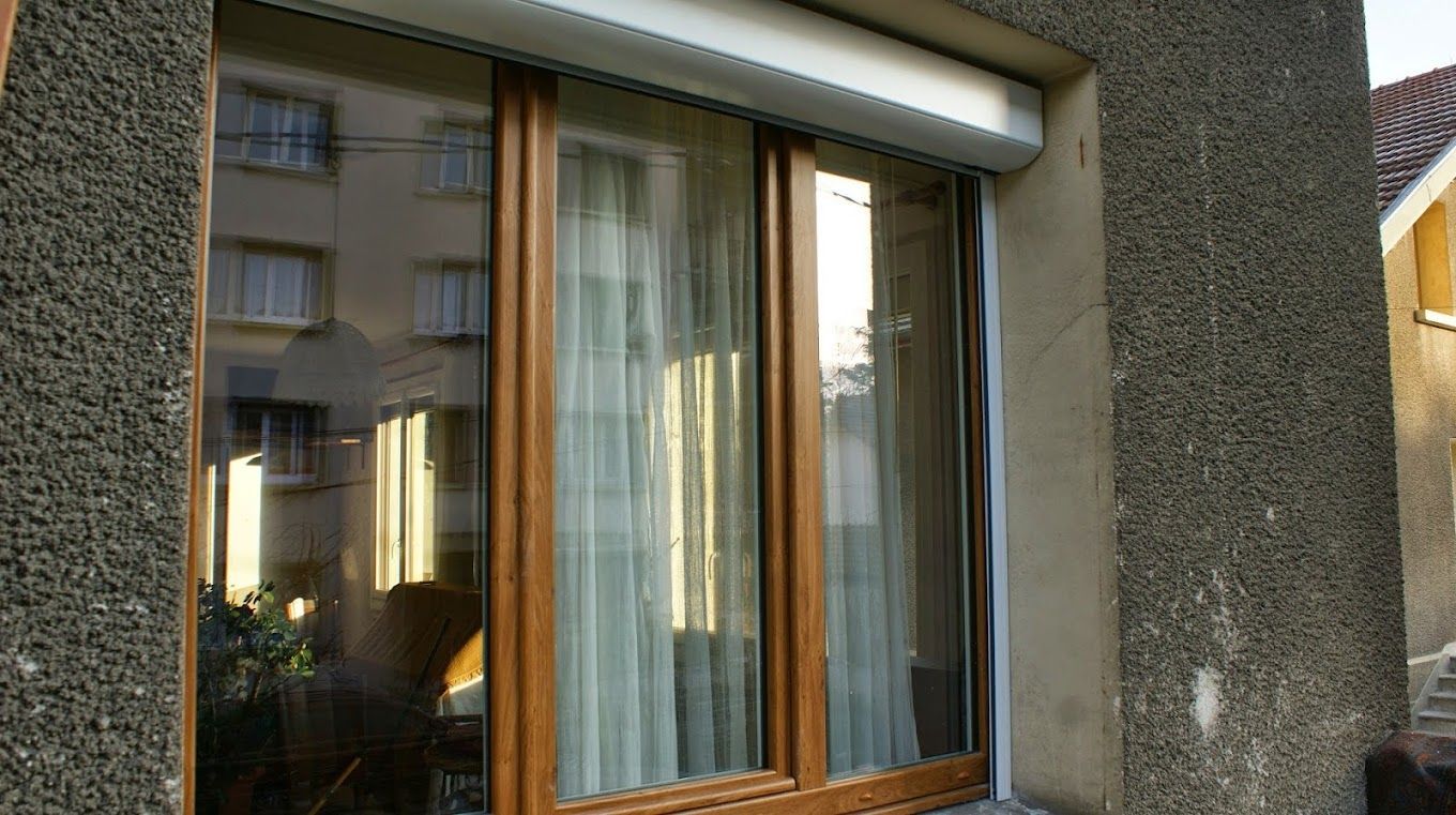 Des fenêtres en bois avec des rideaux