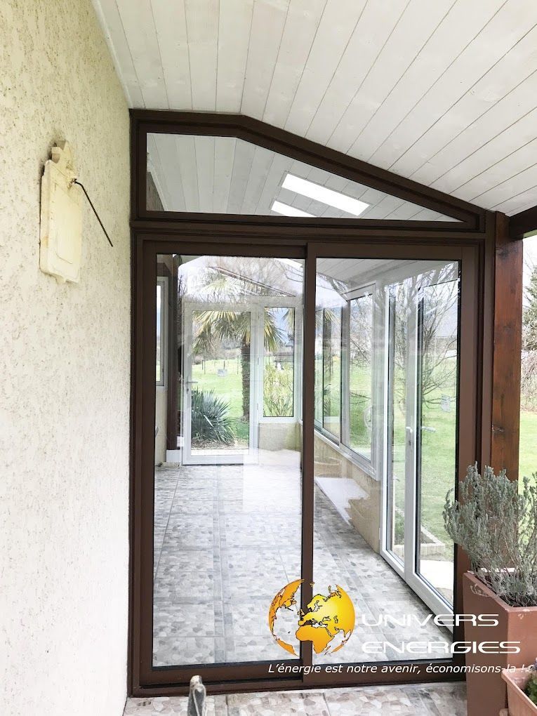 Un espace intérieur avec beaucoup de fenêtres