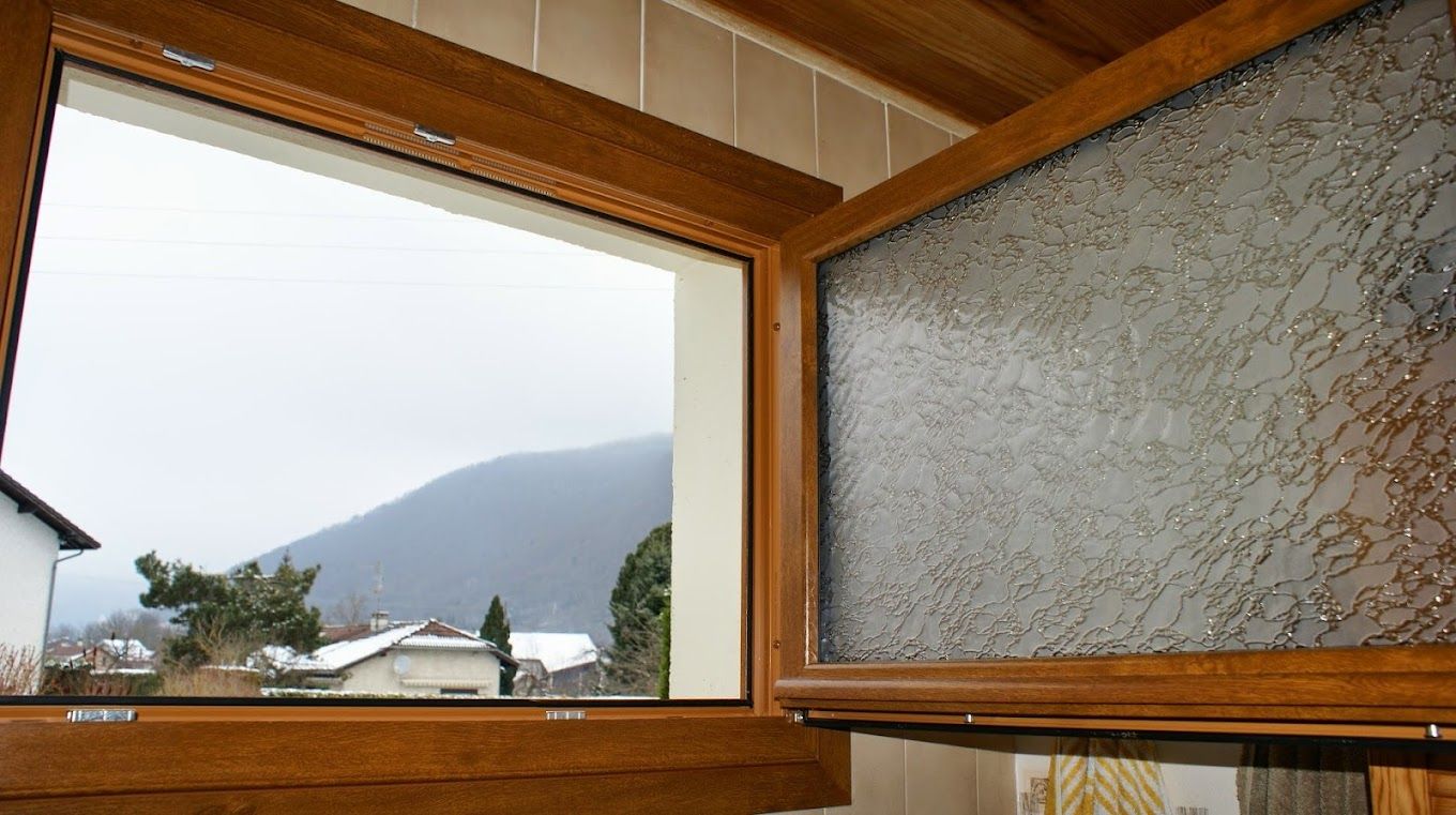 Une fenêtre en bois ouverte