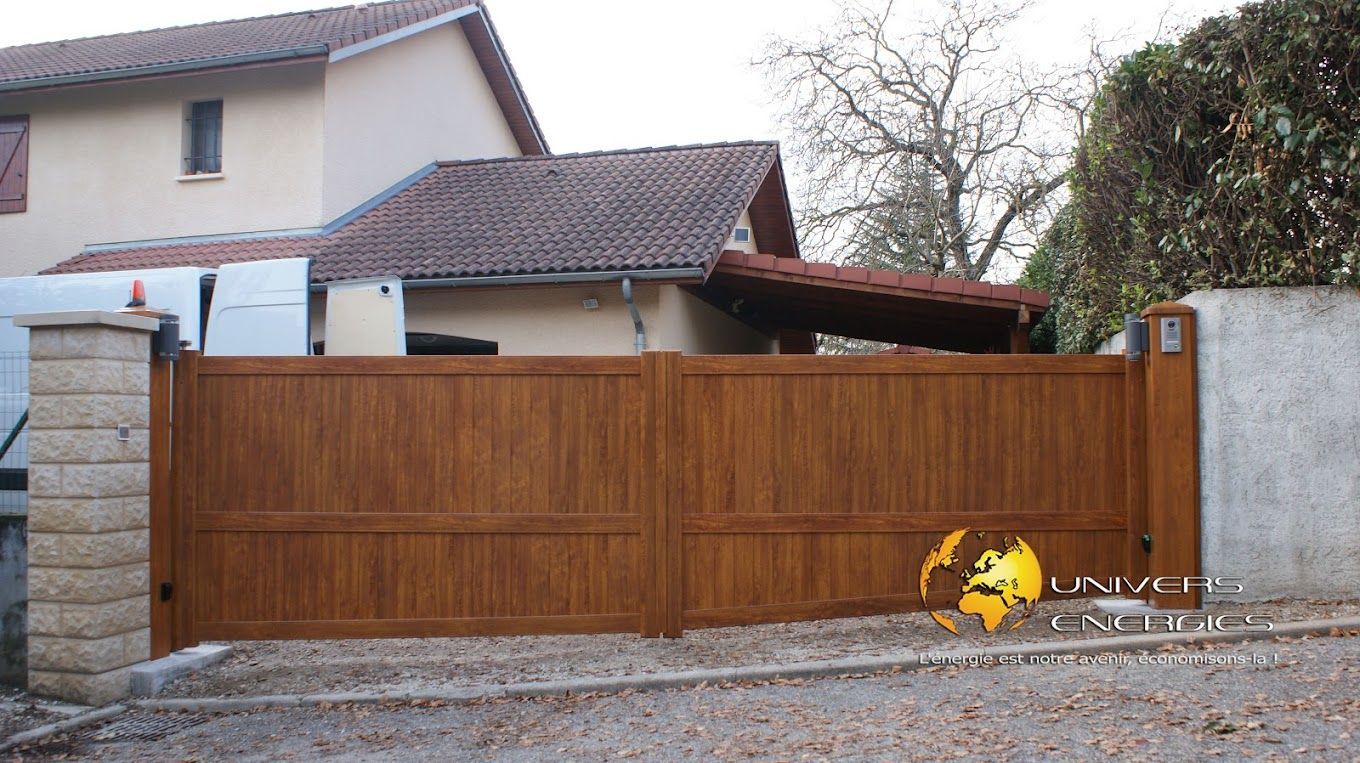 Un long portail en bois