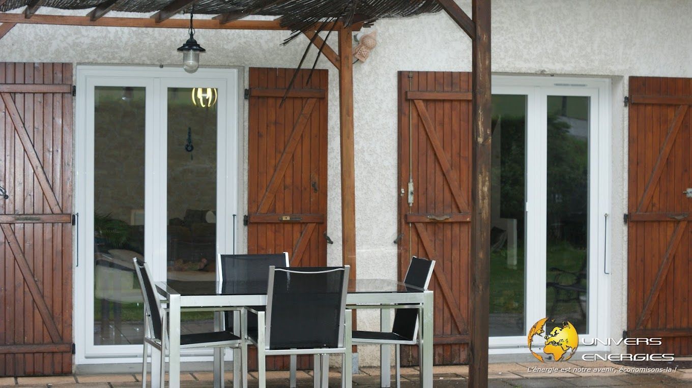 Deux portes-fenêtres avec volets battants en bois