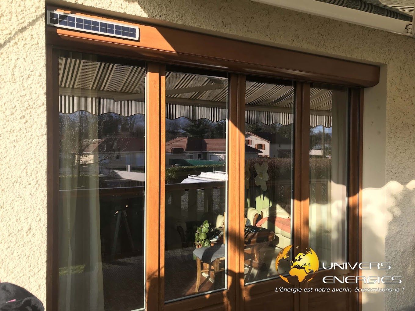 Des fenêtres couleur marron avec des volets solaires