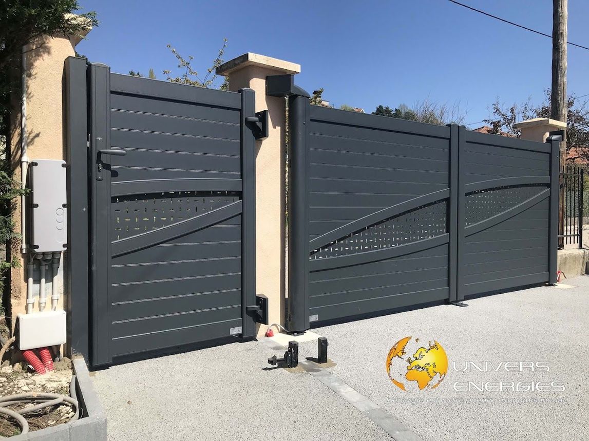 Un portail gris anthracite avec un portillon