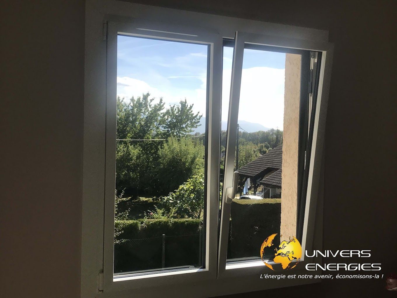 Une fenêtre avec vue sur un jardin