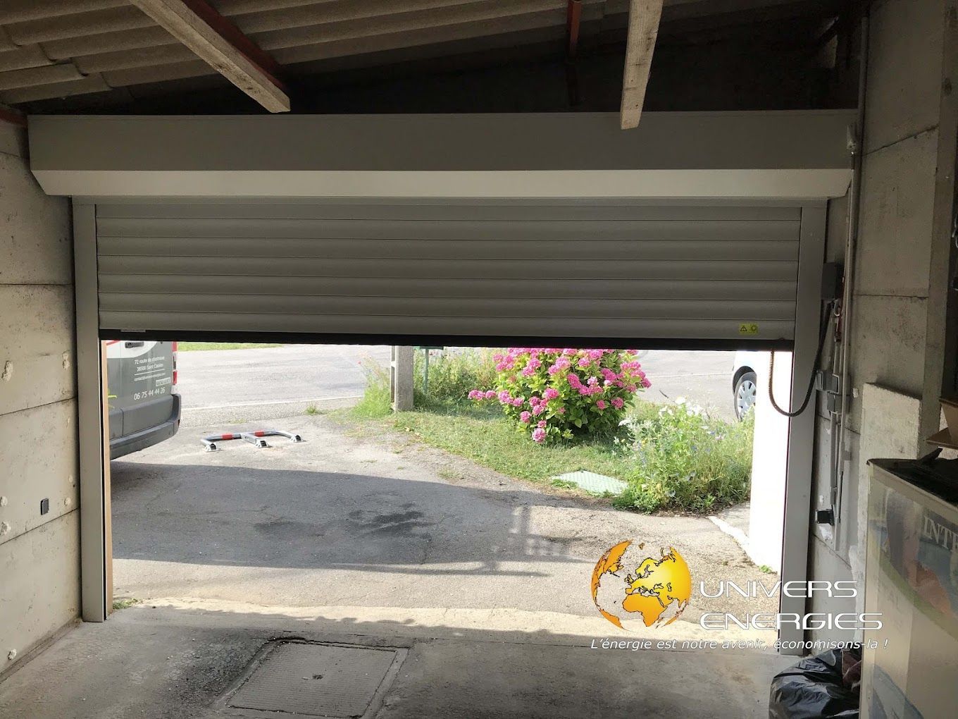 Une porte de garage à moitié ouverte