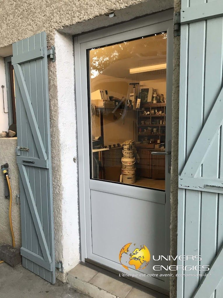 Une porte blanche en PVC avec des volets battants