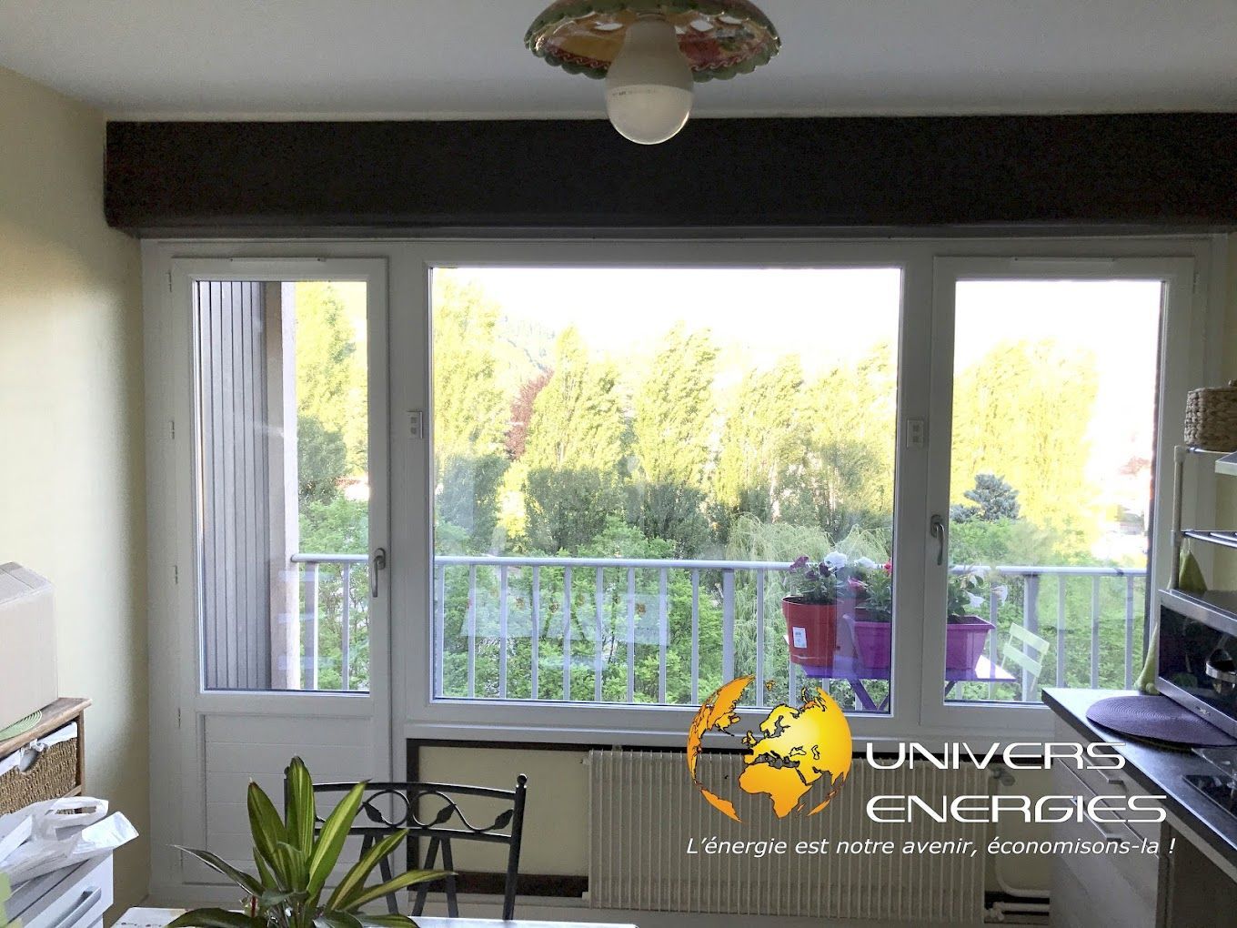 Une porte vitrée donnant sur un balcon