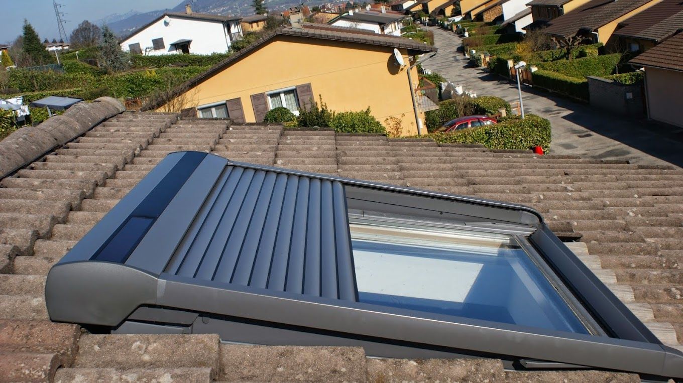 Une fenêtre de toit avec un volet électrique
