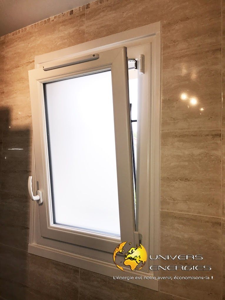 Une fenêtre en PVC sur un mur en carrelage