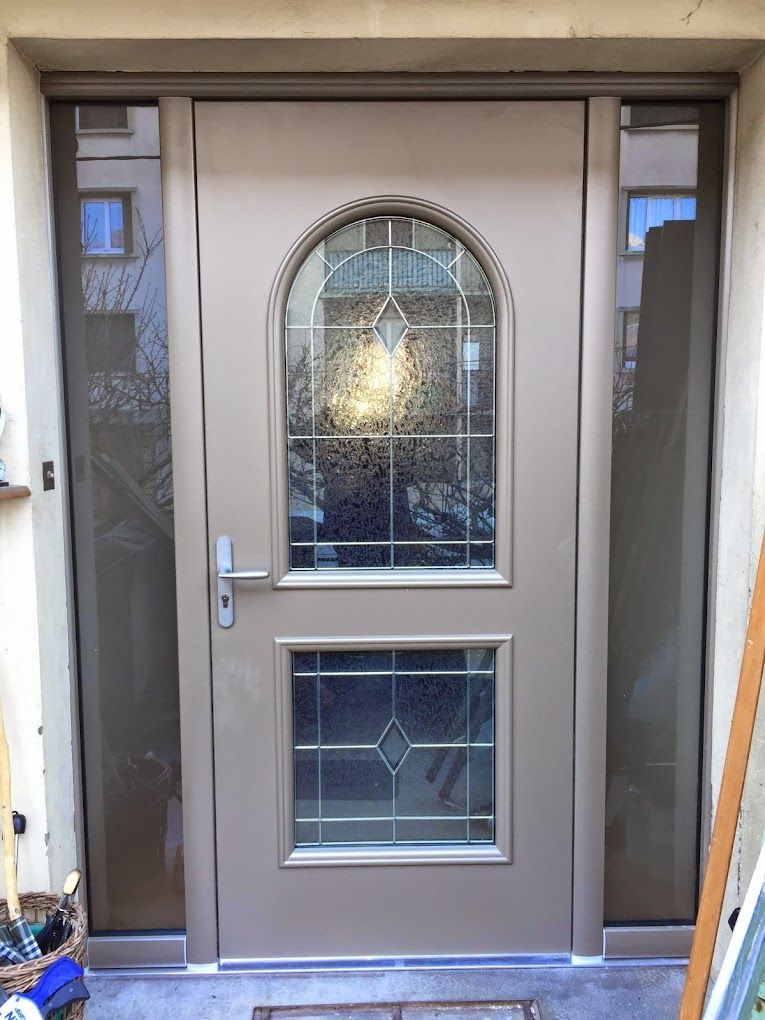 Une porte d'entrée avec vitrage