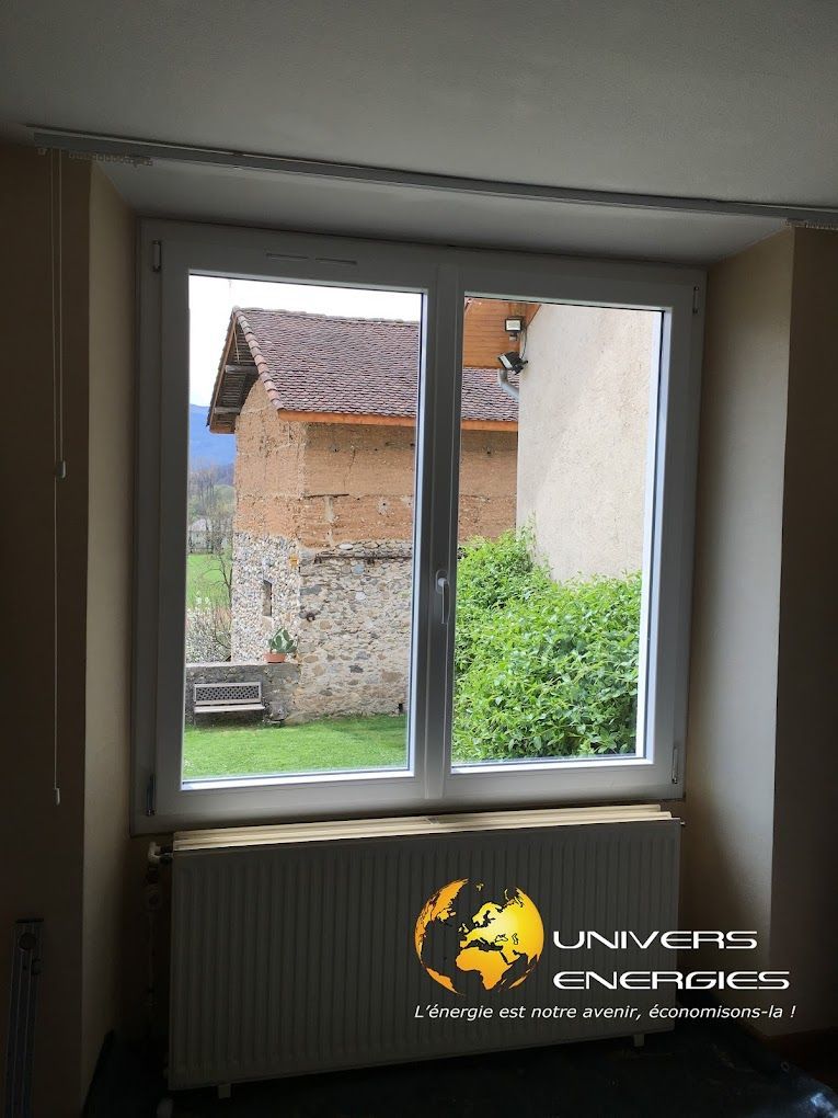 Une fenêtre en PVC blanche, fermée