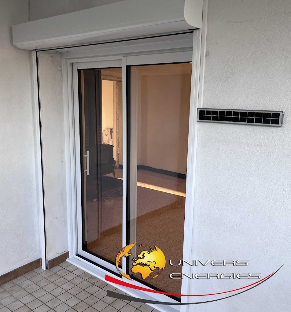 Une porte coulissante blanche