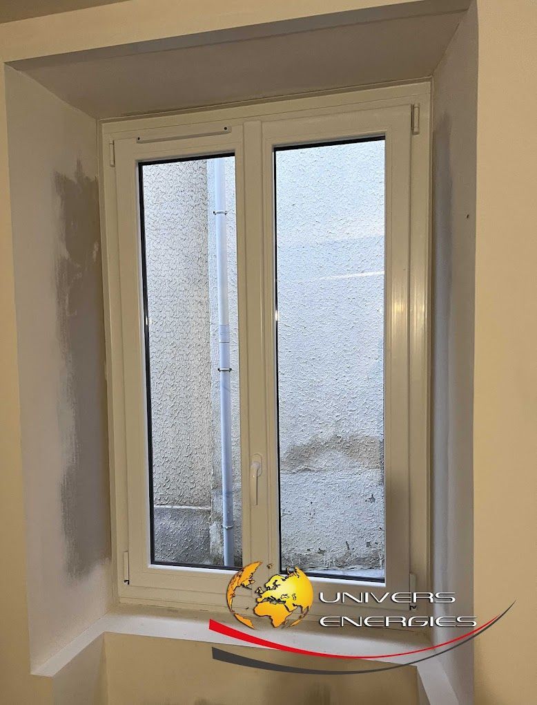 Une fenêtre en PVC donnant sur une allée