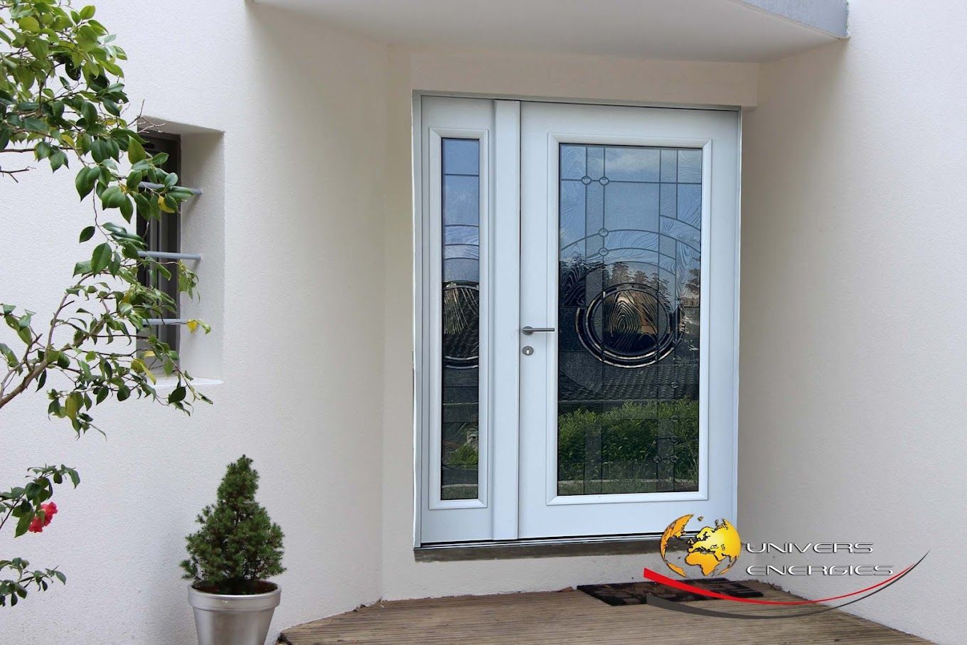 Une porte d'entrée avec vitrage décoratif