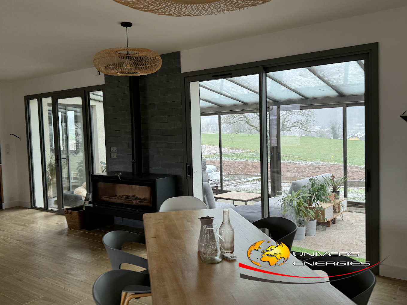 Un salon avec des baies vitrées en aluminium