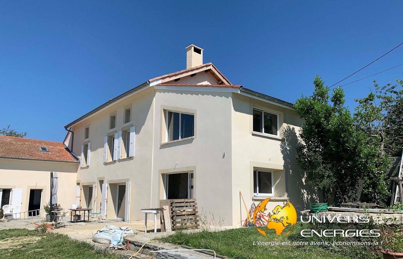 Une maison avec des fenêtres en aluminium