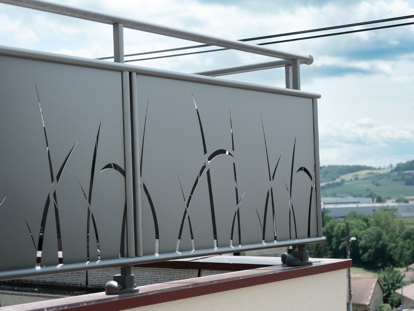 Garde-corps métal gris ajouré pour un balcon