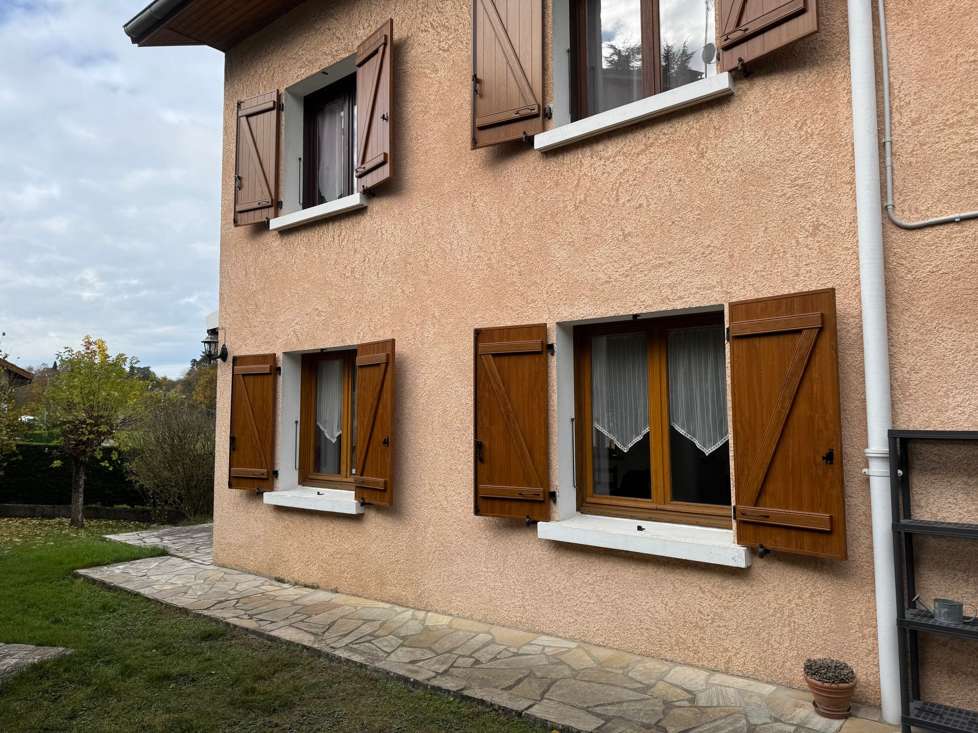 Quatre volets battants sur une façade