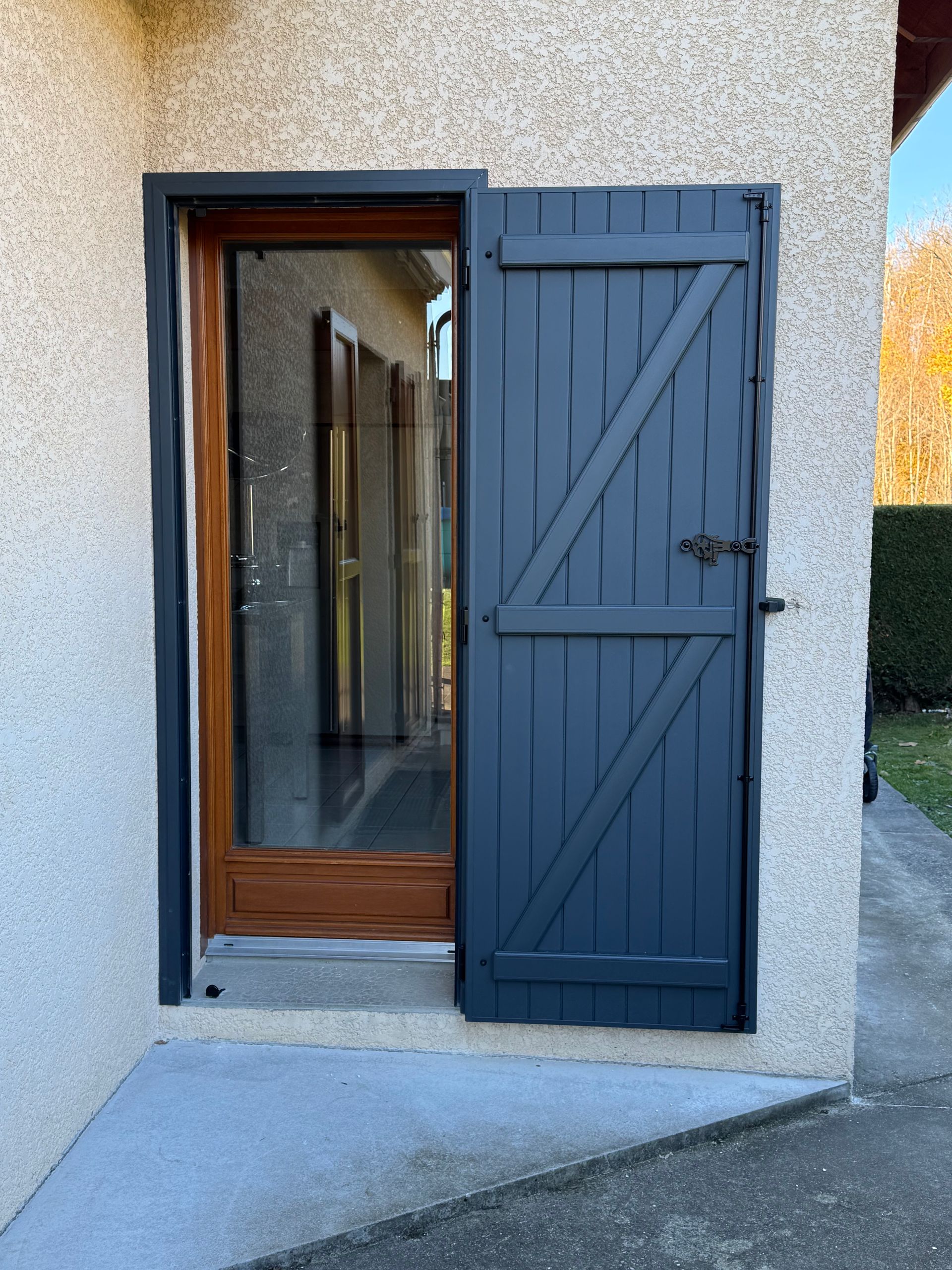 Des volets battants bleu marine