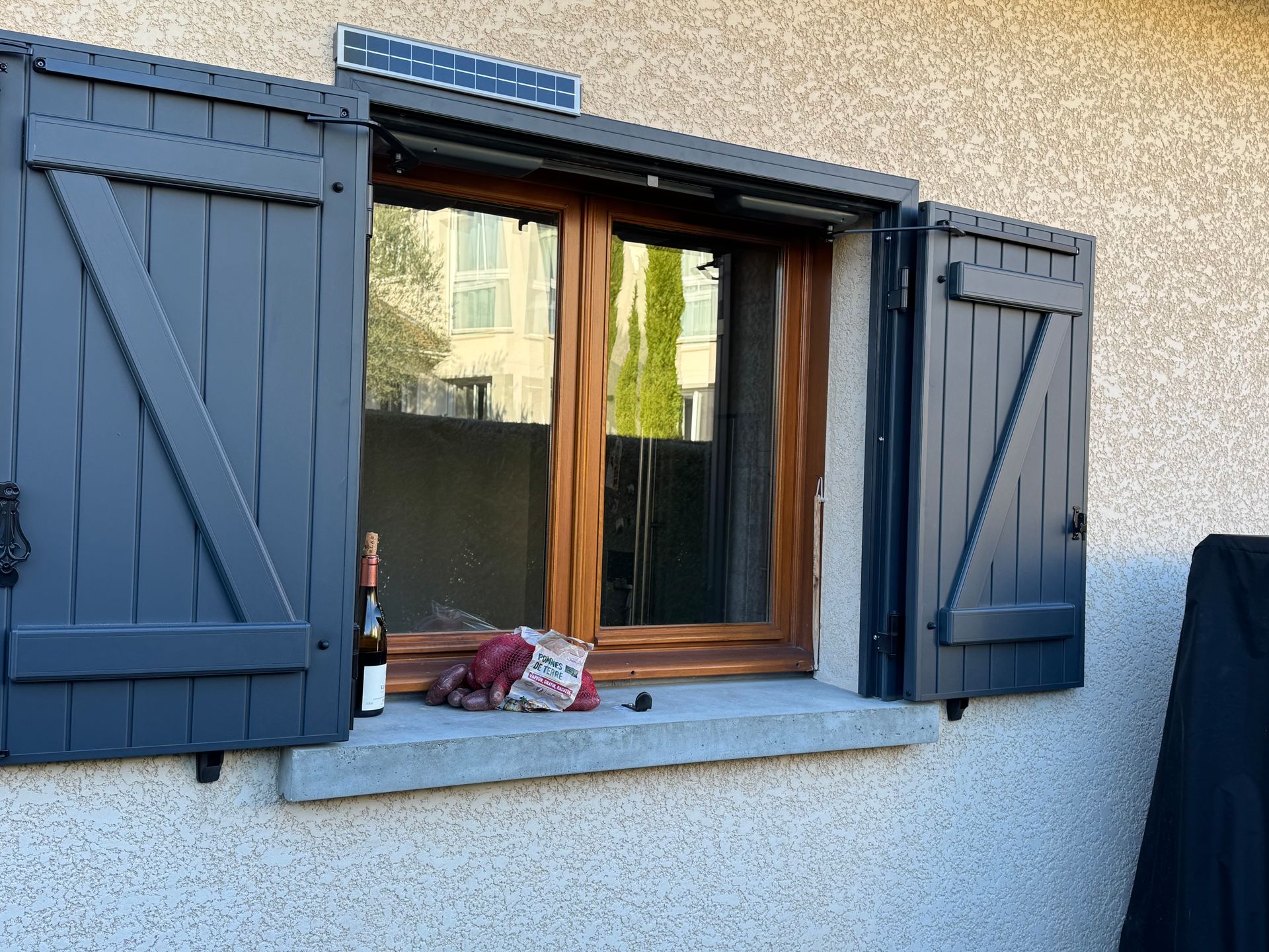 Des volets battants solaires ouverts