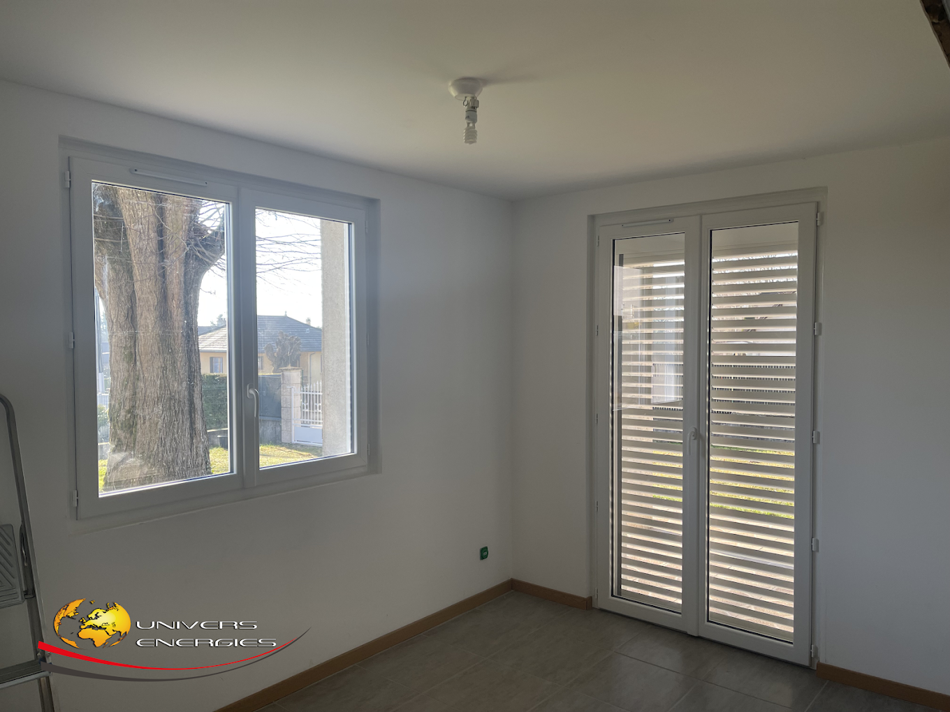 Une porte en PVC avec un volet roulant