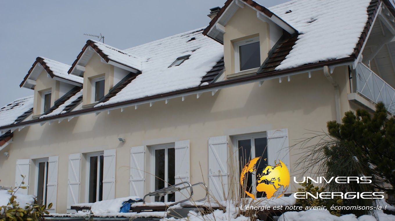 Une maison avec des lucarnes