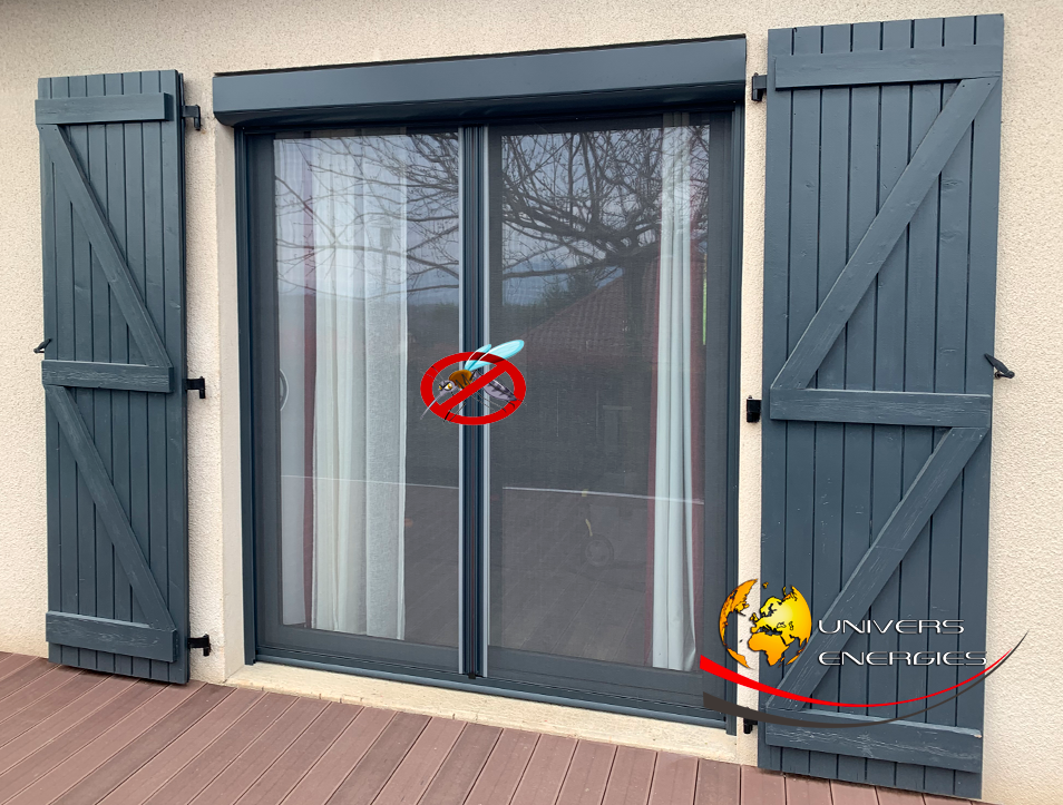 Une moustiquaire sur une baie vitrée