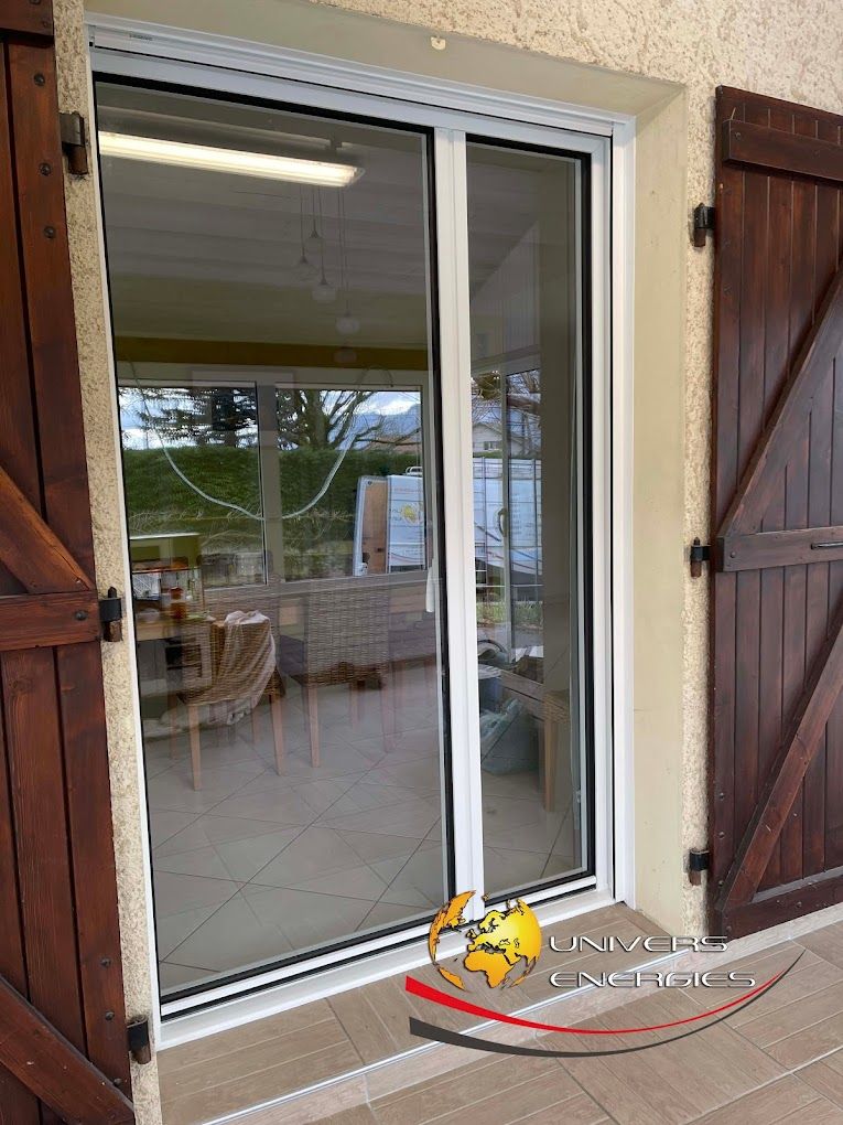 Une porte-fenêtre fermée avec des volets battants