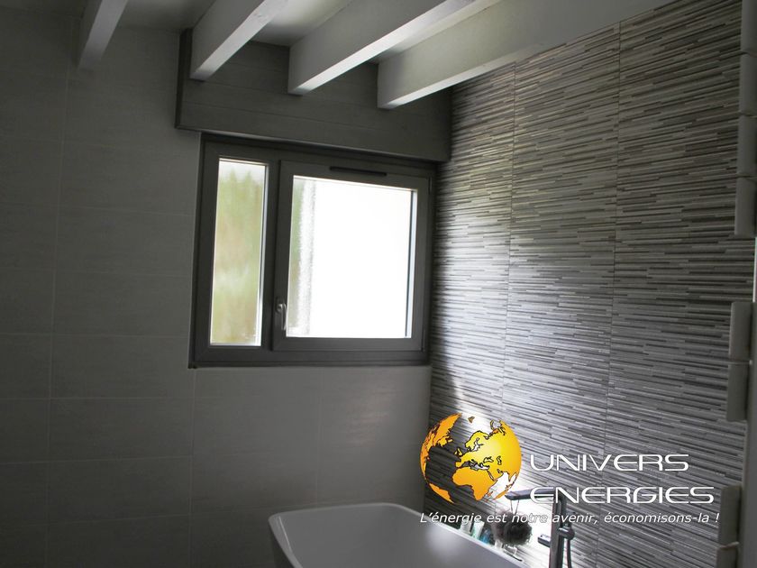 Fenêtre oscillo-battante installée dans une salle de bains