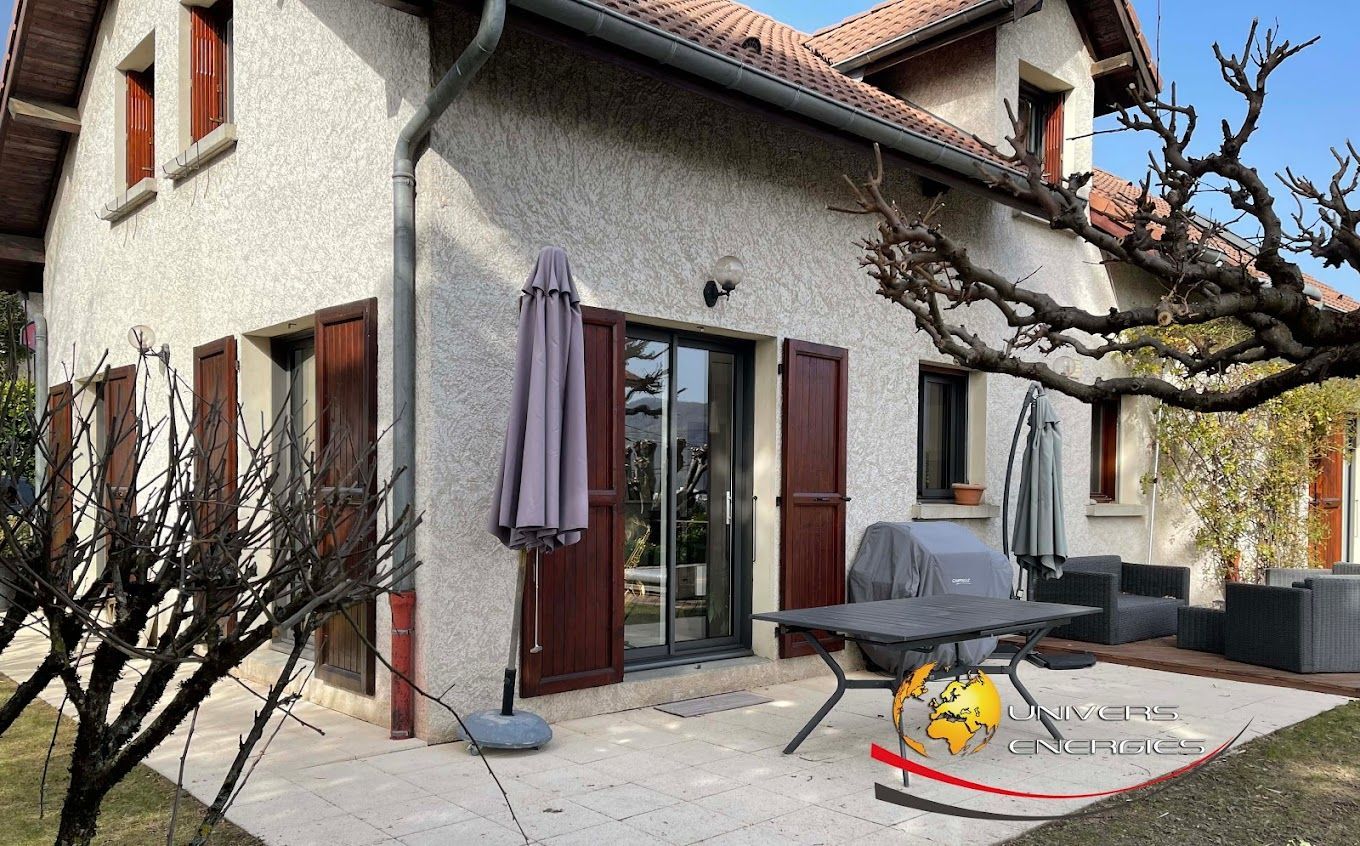 L'extérieur d'une maison avec des portes fenêtre et des volets battants