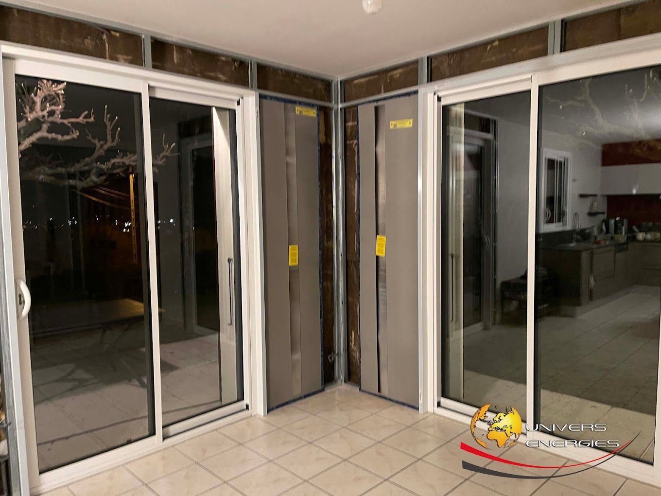 Deux baies vitrées, vues de l'intérieur