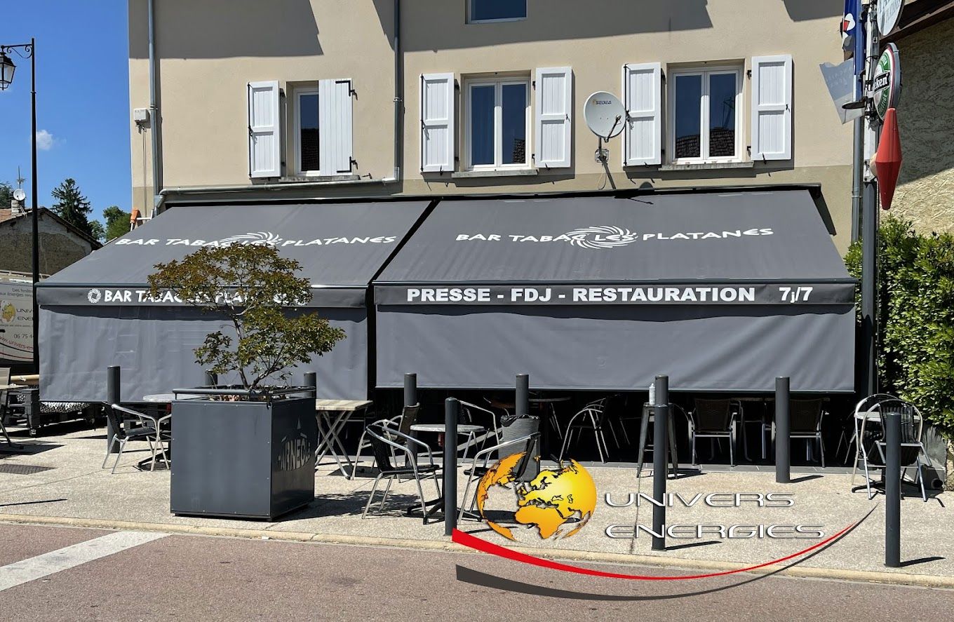 Des stores banne posés sur la façade d'un commerce