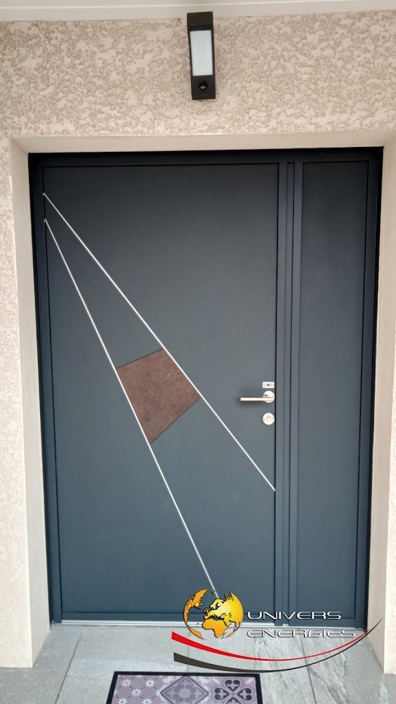 Une porte d'entrée en aluminium avec des éléments décoratifs