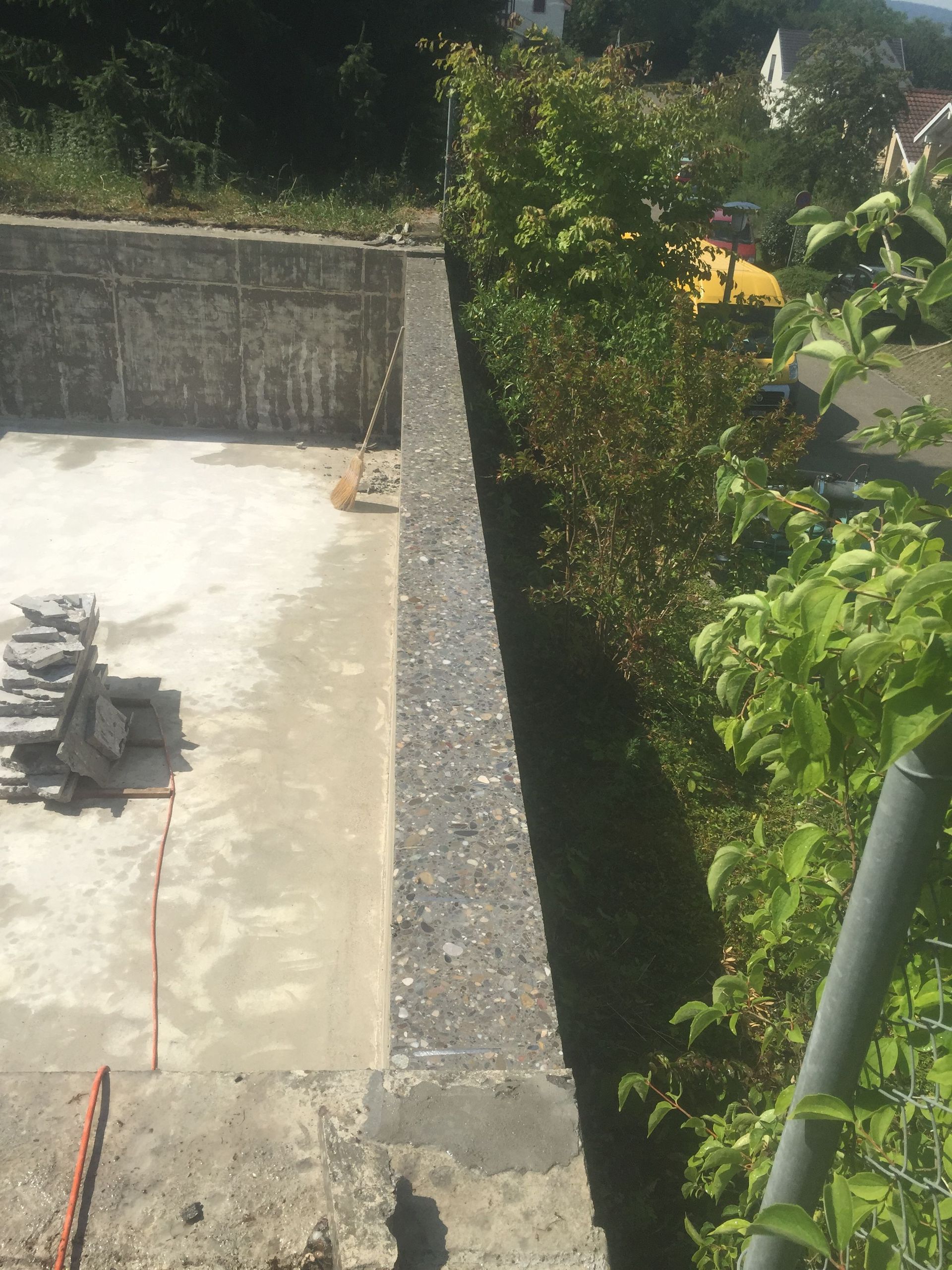 Schwimmbadüberlauf schneiden