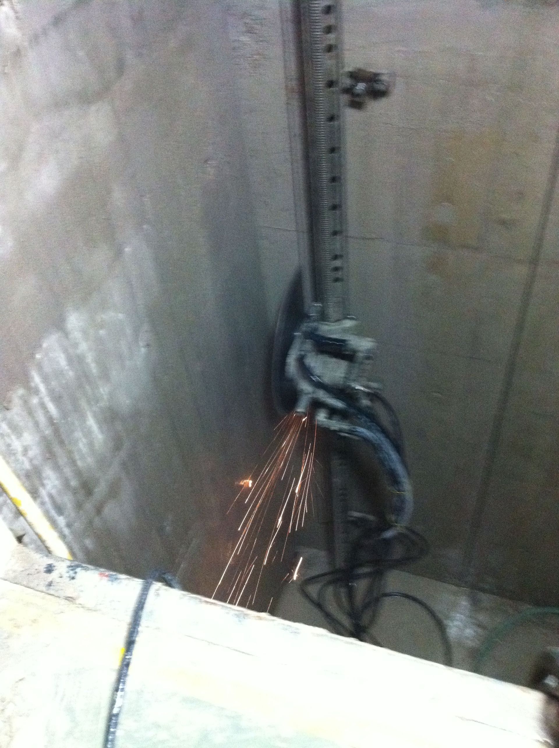 Schneidarbeit in Liftschacht