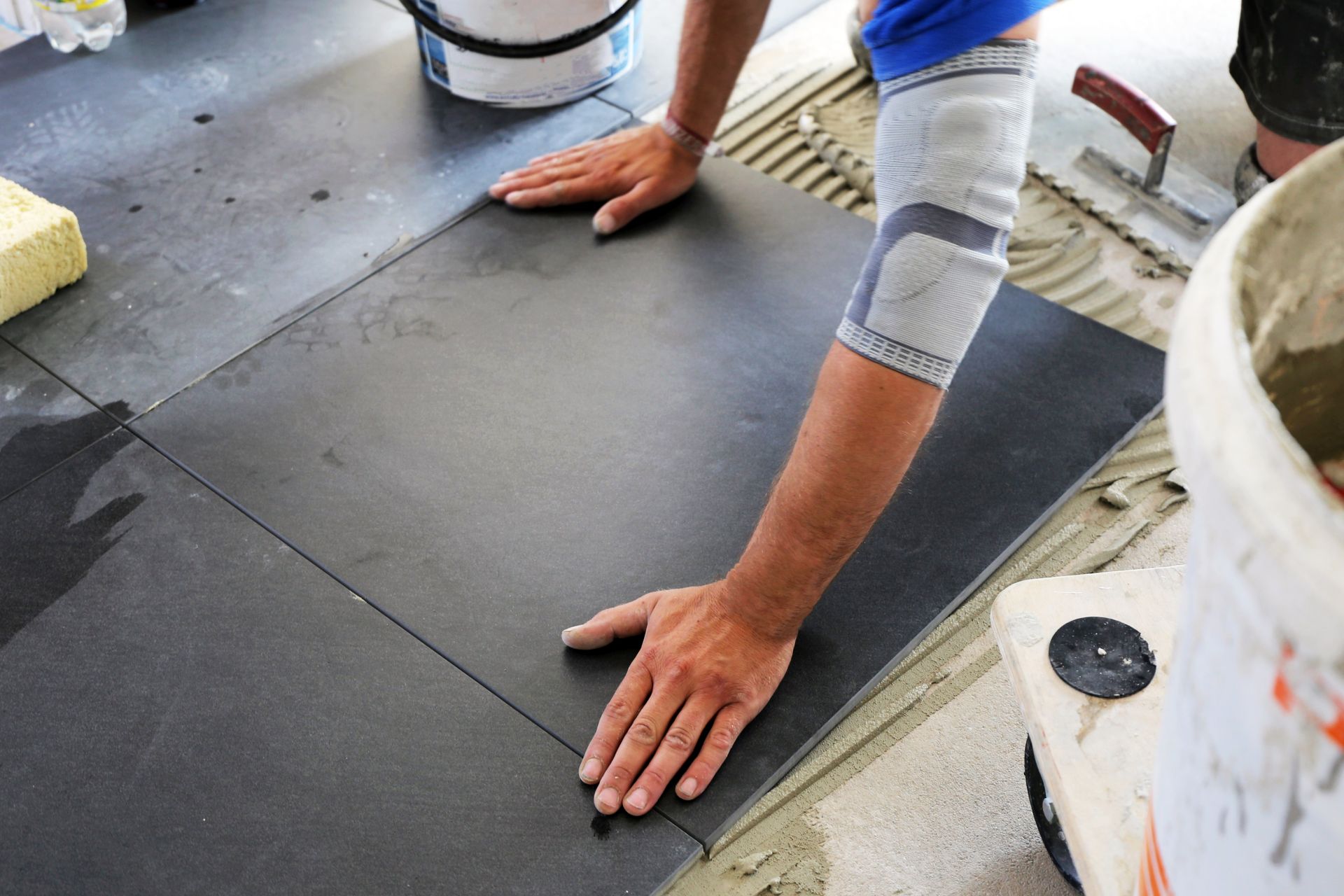 Pose d'un carrelage gris foncé
