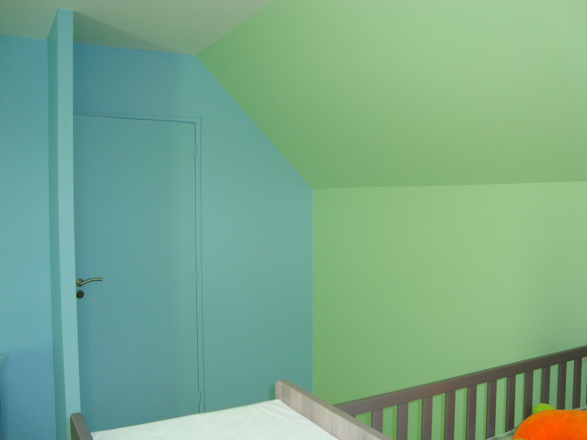 Murs de chambre peints en bleu ciel et vert clair