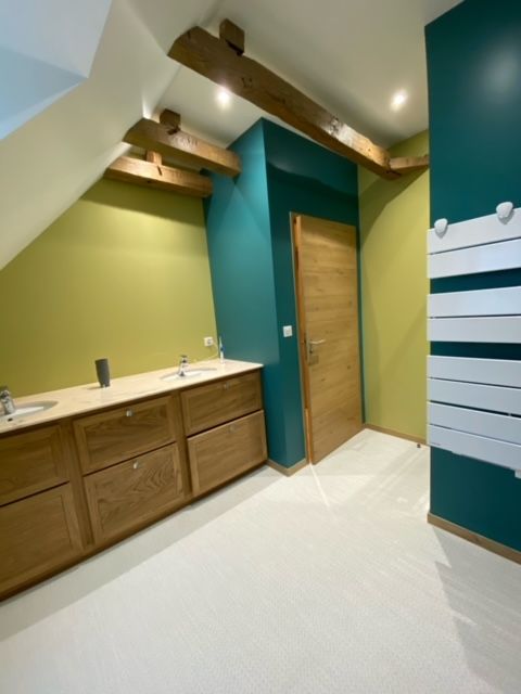 Salle de bains aux murs peints avec deux nuances de vert