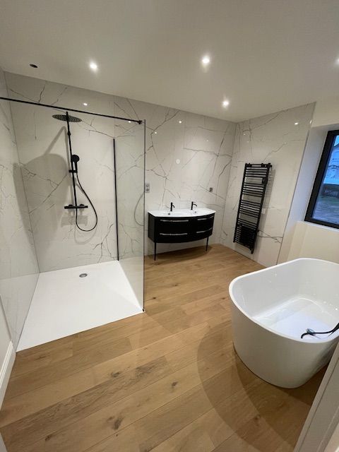 Salle de bains avec sol en imitation parquet et faïence imitation marbre gris clair