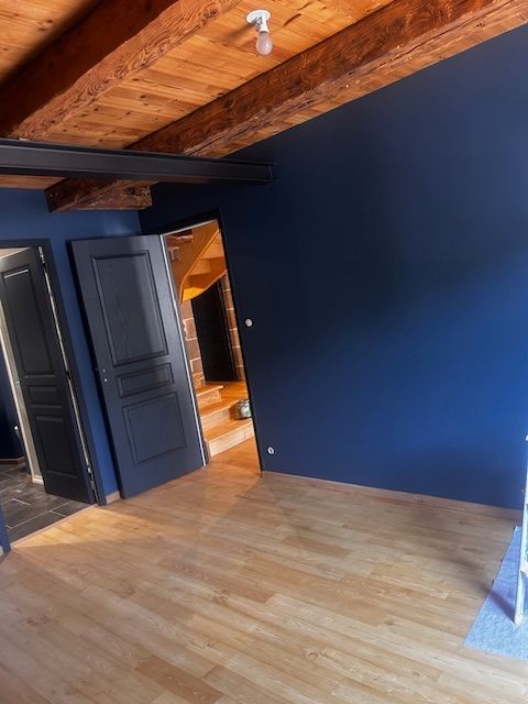 Murs intérieurs bleu foncé et portes peintes
