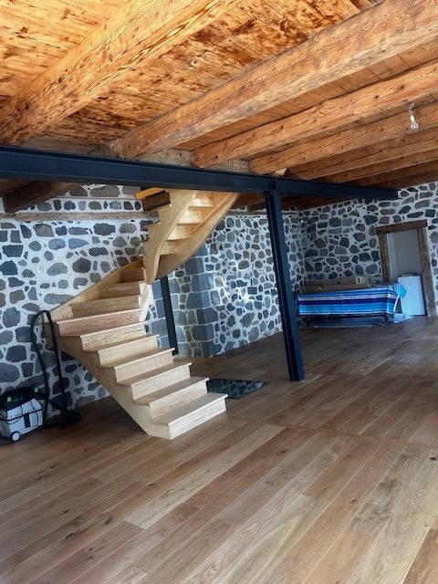 Escalier tournant en bois et sol en lames de parquet